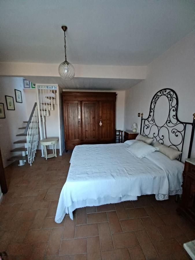 Casa Vacanze L'Acquerello Lari Exterior photo